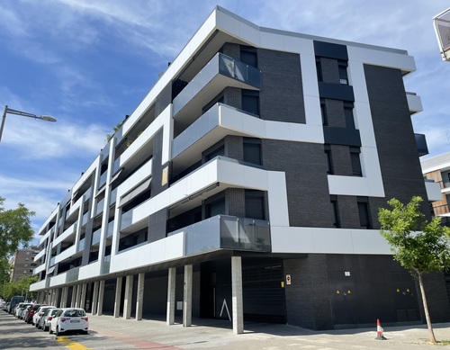 fachada con panel composite de aluminio de color blanco