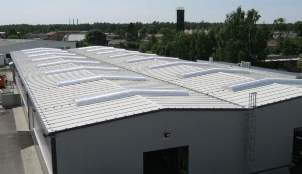 Cubierta con panel sandwich y cupula