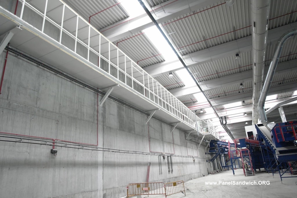 03 - producció 10 Interior de nau amb panell sandvitx de llana de roca