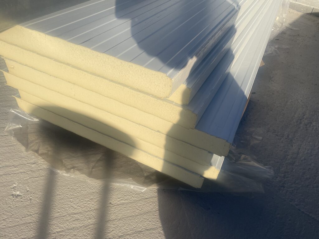 panel sandwich para fachada con tornilleria oculta.