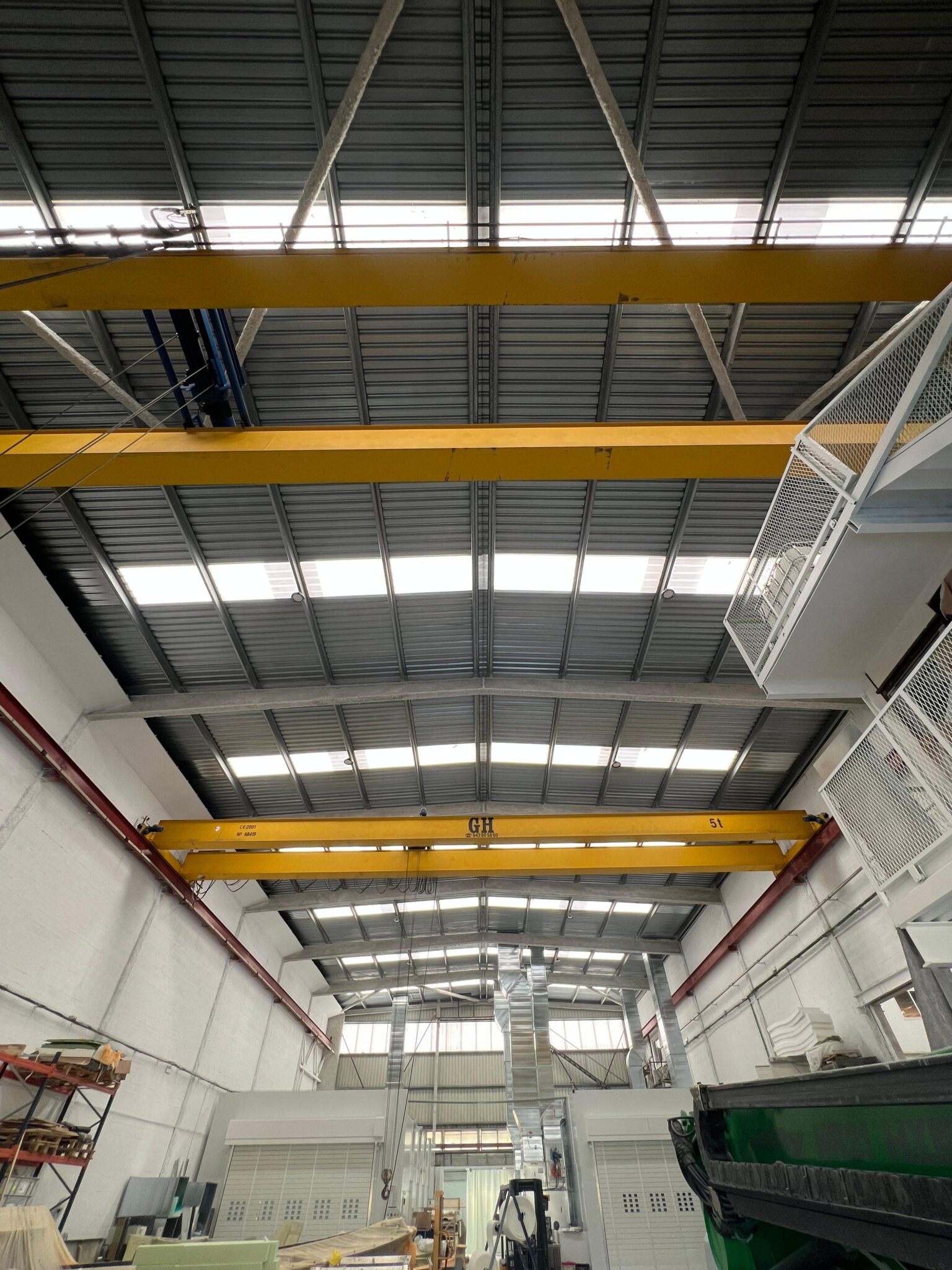 cubierta de una nave industrial con panel sandwich