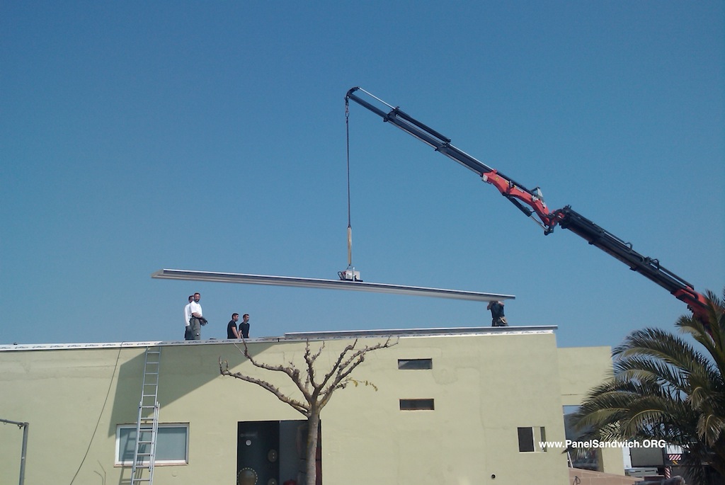 Descubre cómo Panelsandwich.org combina tecnología y resistencia en sus cubiertas de lana de roca con certificación RF, ofreciendo soluciones innovadoras para la construcción moderna.