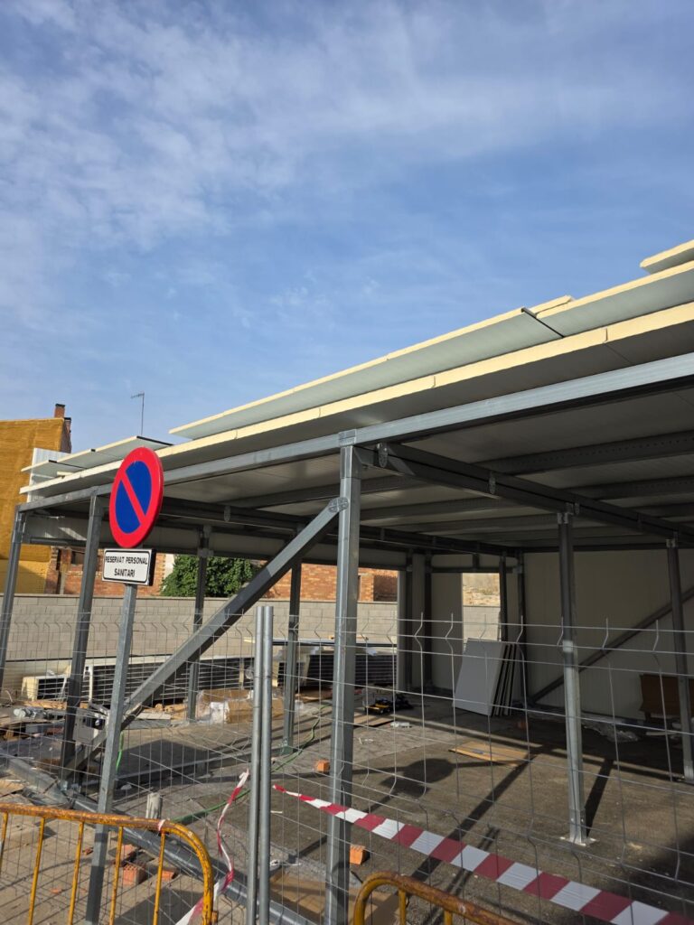 Vivienda en Aitona con cubierta y fachada de panel sándwich