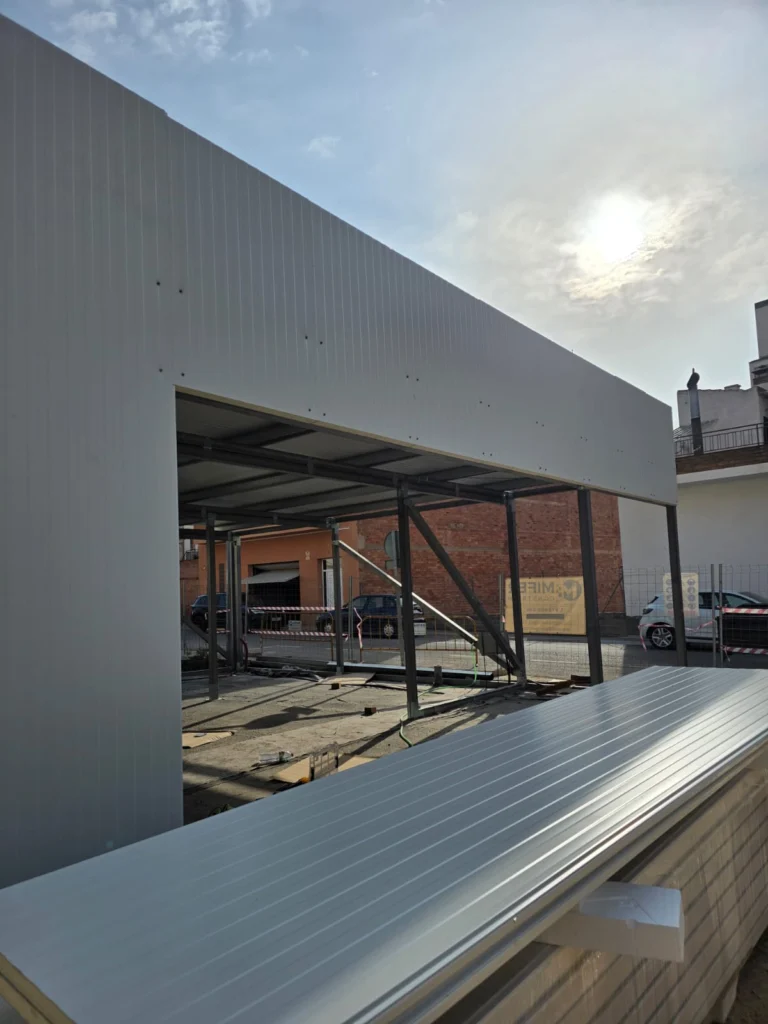 Painel sanduíche no telhado e na fachada de uma casa em Aitona