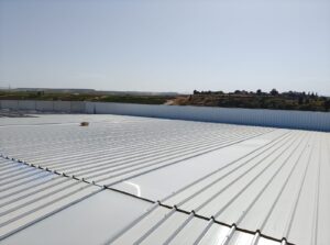 Montaje de cubierta de panel sándwich en una nave de sudanell